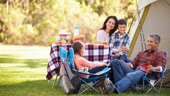 Razones por las que acampar en familia, rodeados de naturaleza.